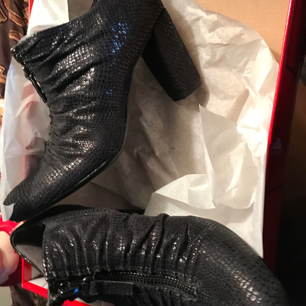 SALE💕Black snake ( Fortunate) soft heels shoes.